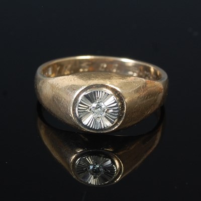 Lot 257M - A 9ct gold gents dress ring, set with a single...