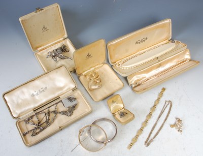 Lot 101B - A box of assorted costume jewellery to include...