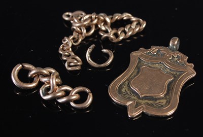 Lot 252 - A group of 9ct gold to include a shield shaped...