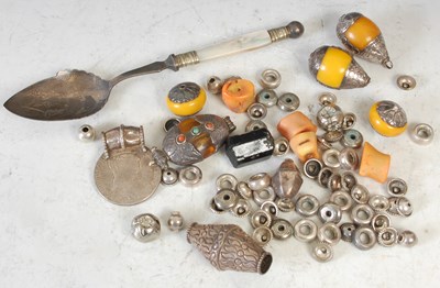 Lot 259 - A collection of assorted loose silver and...