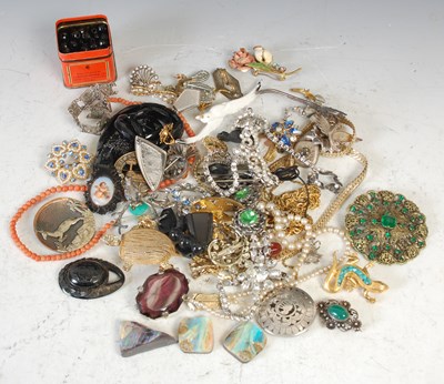 Lot 259E - A box of assorted costume jewellery.