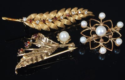 Lot 204H - A 9ct gold, garnet and paste set fern leaf...