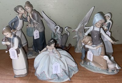 Lot 423B - A group of five assorted Lladro figure groups...