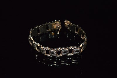 Lot 50D - A 9ct gold hollow link bracelet, 18cm long, 13....