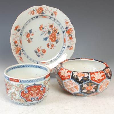 Lot 399 - A Chinese Imari porcelain plate, Qing dynasty,...