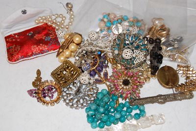 Lot 185 - A box of assorted costume jewellery