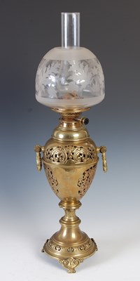 Lot 175 - A late 19th/ early 20th century brass oil lamp,...