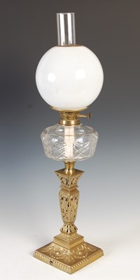 Lot 178 - A late 19th/ early 20th century brass oil lamp,...