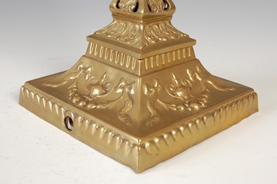 Lot 178 - A late 19th/ early 20th century brass oil lamp,...