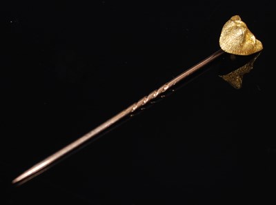 Lot 224 - A 15ct gold tie pin, formed as a fox mask with...