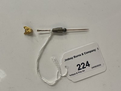 Lot 224 - A 15ct gold tie pin, formed as a fox mask with...