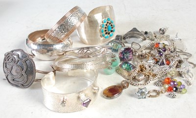 Lot 108 - A box of assorted costume jewellery; rings;...