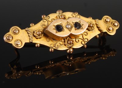 Lot 214 - A 9ct gold synthetic sapphire and split pearl...