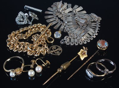 Lot 215 - A collection of assorted jewellery to include...