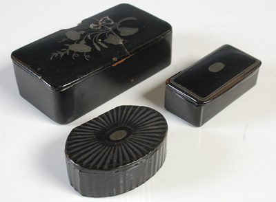 Lot 267 - Three assorted antique snuff boxes.