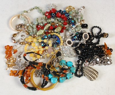 Lot 277 - A box of assorted costume jewellery.