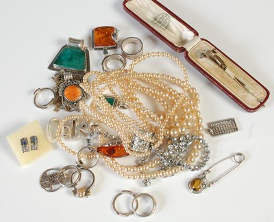 Lot 281 - A box of assorted costume jewellery, to...