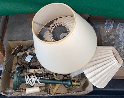 Lot 521 - A box of assorted lighting.