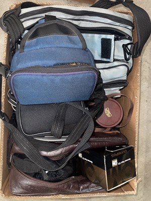 Lot 528 - A box of assorted vintage camera equipment to...