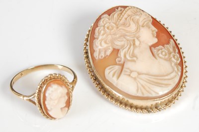 Lot 305 - A 9ct gold cameo set ring, size P 1/2;...