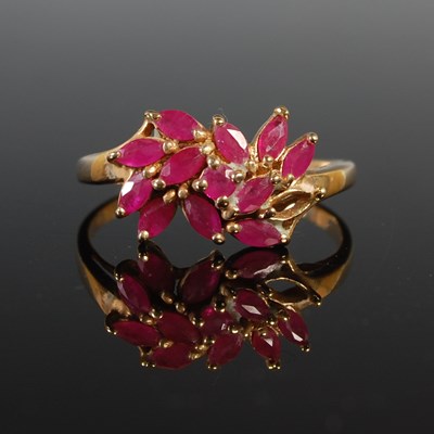 Lot 27 - A yellow metal and garnet cluster ring,...