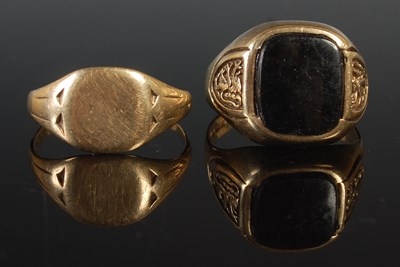 Lot 34 - A gentleman's 9ct gold signet ring, size Y,...