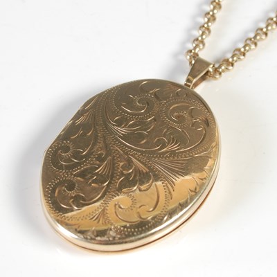 Lot 67 - A long yellow metal necklace, stamped '375',...