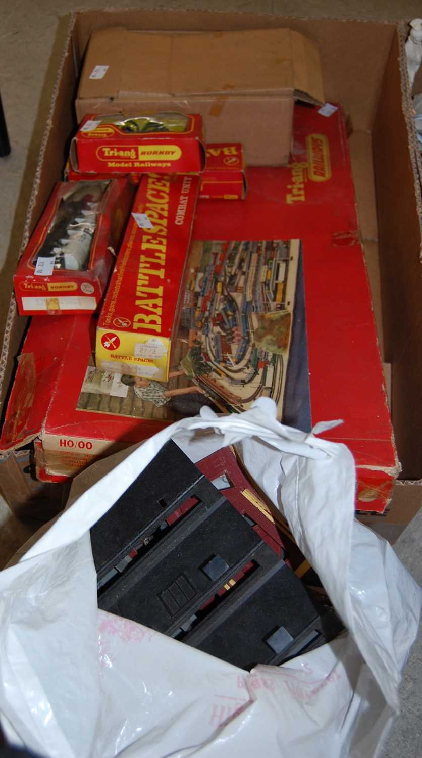 Lot 453 - Box - various Tri-Ang model railway items,...