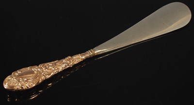 Lot 86 - A 9ct gold mounted shoe horn, the scroll and...