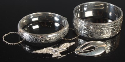 Lot 88 - Four pieces of silver jewellery to include two...