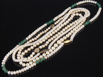 Lot 90 - A single strand pearl necklace with yellow...