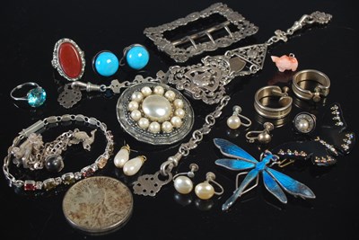 Lot 91 - A collection of assorted costume jewellery to...