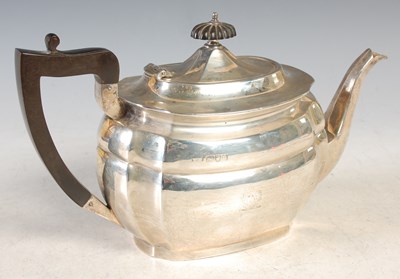 Lot 110 - A London silver teapot, 19.4 troy ozs.