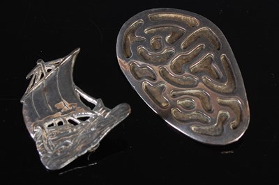 Lot 115 - A Sterling silver oval brooch with abstract...