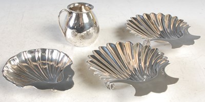 Lot 124 - A collection of silver ware to include a pair...