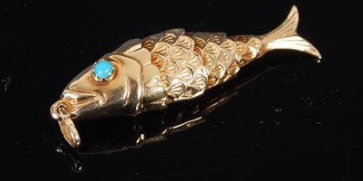 Lot 163 - A 9ct gold articulated fish pendant with...