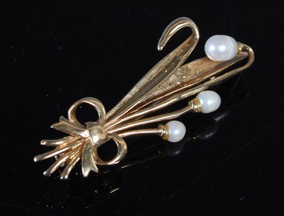 Lot 174 - A 9ct gold and pearl brooch, gross weight 3.5...