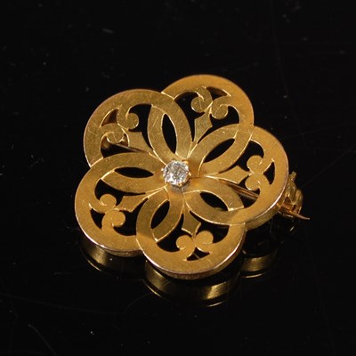 Lot 176 - A yellow metal and diamond single stone brooch,...