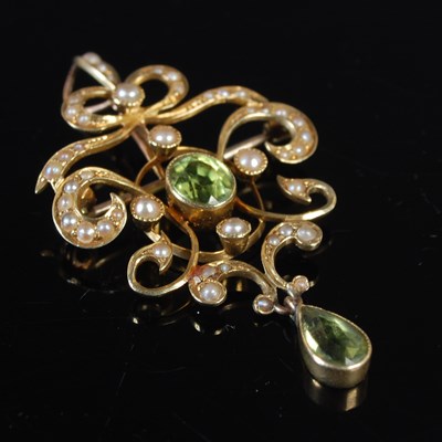 Lot 178 - A yellow metal, peridot and split pearl...