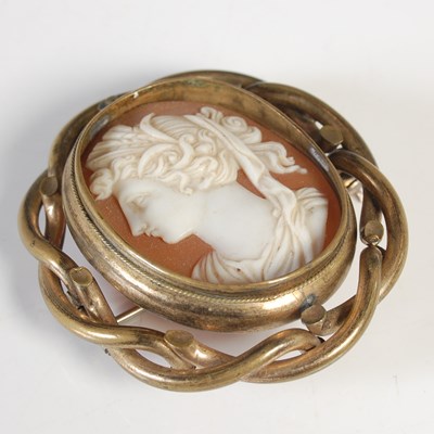 Lot 188 - A late 19th century oval cameo brooch in gold...