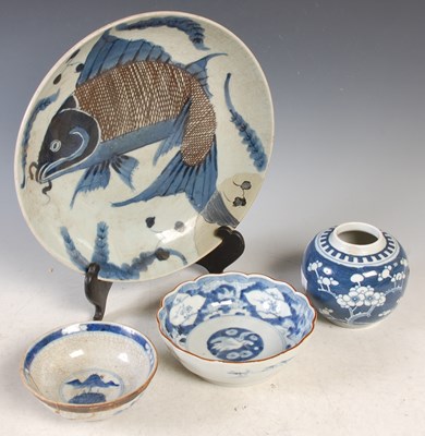 Lot 366 - A collection of blue and white ceramics to...