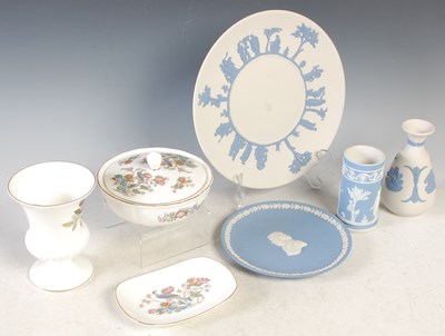 Lot 370 - A collection of assorted Wedgwood ceramics to...
