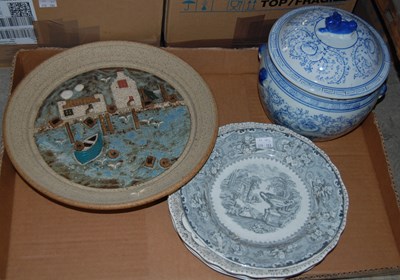 Lot 476 - Box - transfer printed ware together with a...