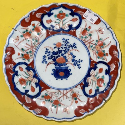 Lot 390 - A Japanese Imari dish, 22cm diameter.