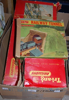 Lot 483 - Box - various Tri-Ang model railway items to...