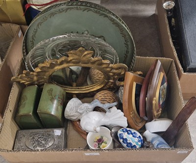 Lot 517 - Box of assorted decorative household items to...
