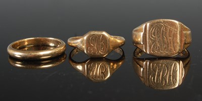 Lot 256 - Three assorted 9ct gold rings, 11.1 grams.