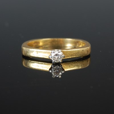 Lot 259 - An 18ct gold and diamond single stone ring,...