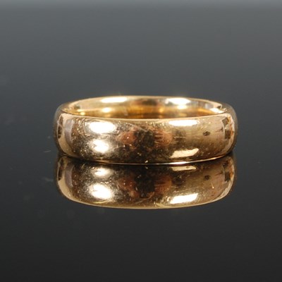Lot 261 - An 18ct gold wedding ring, size L, 4 grams.
