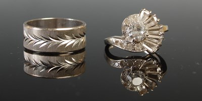 Lot 264 - A white metal ring stamped '14k', tests as...